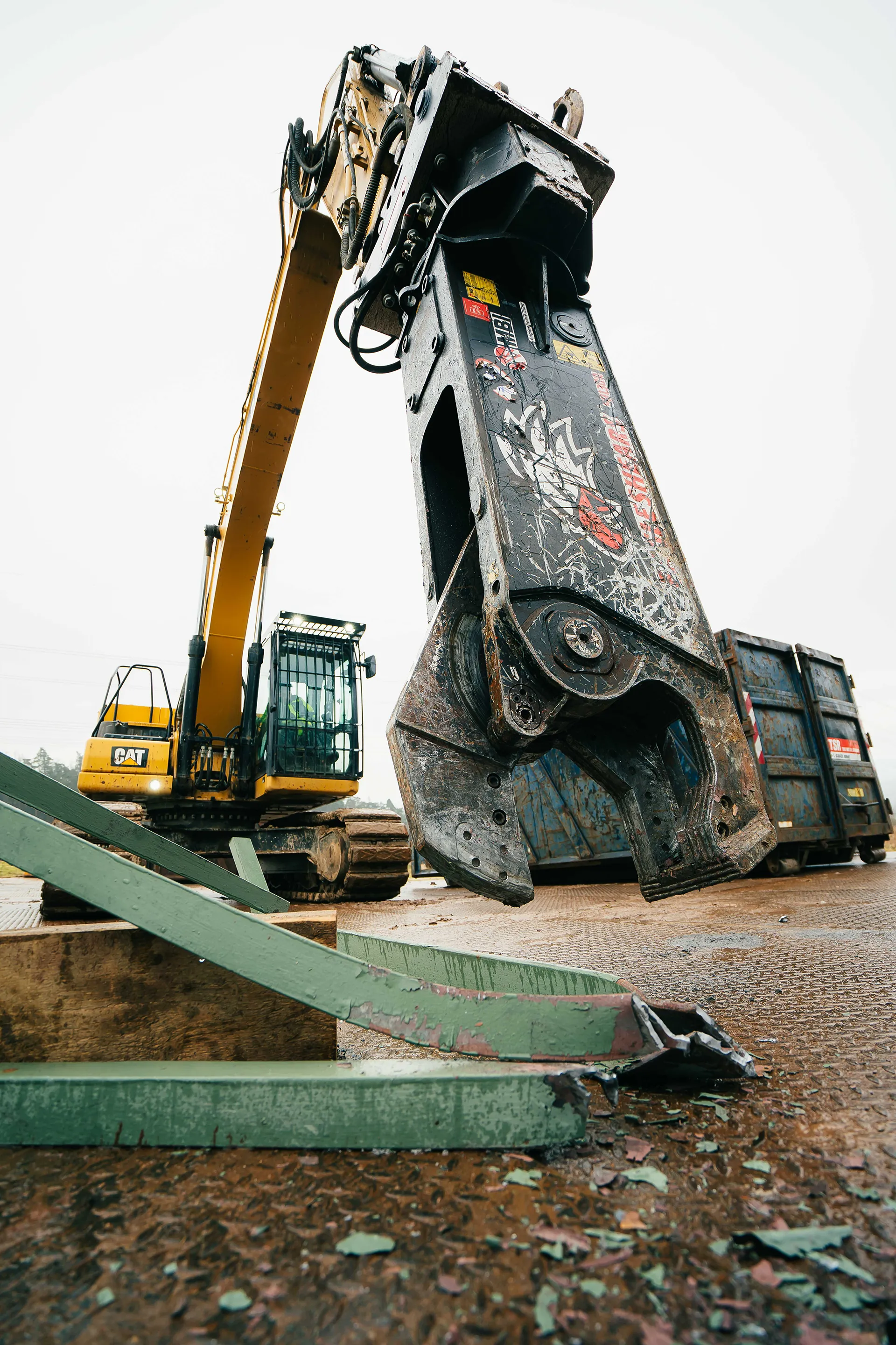 Schwere Abbruchschere vor einem Bagger