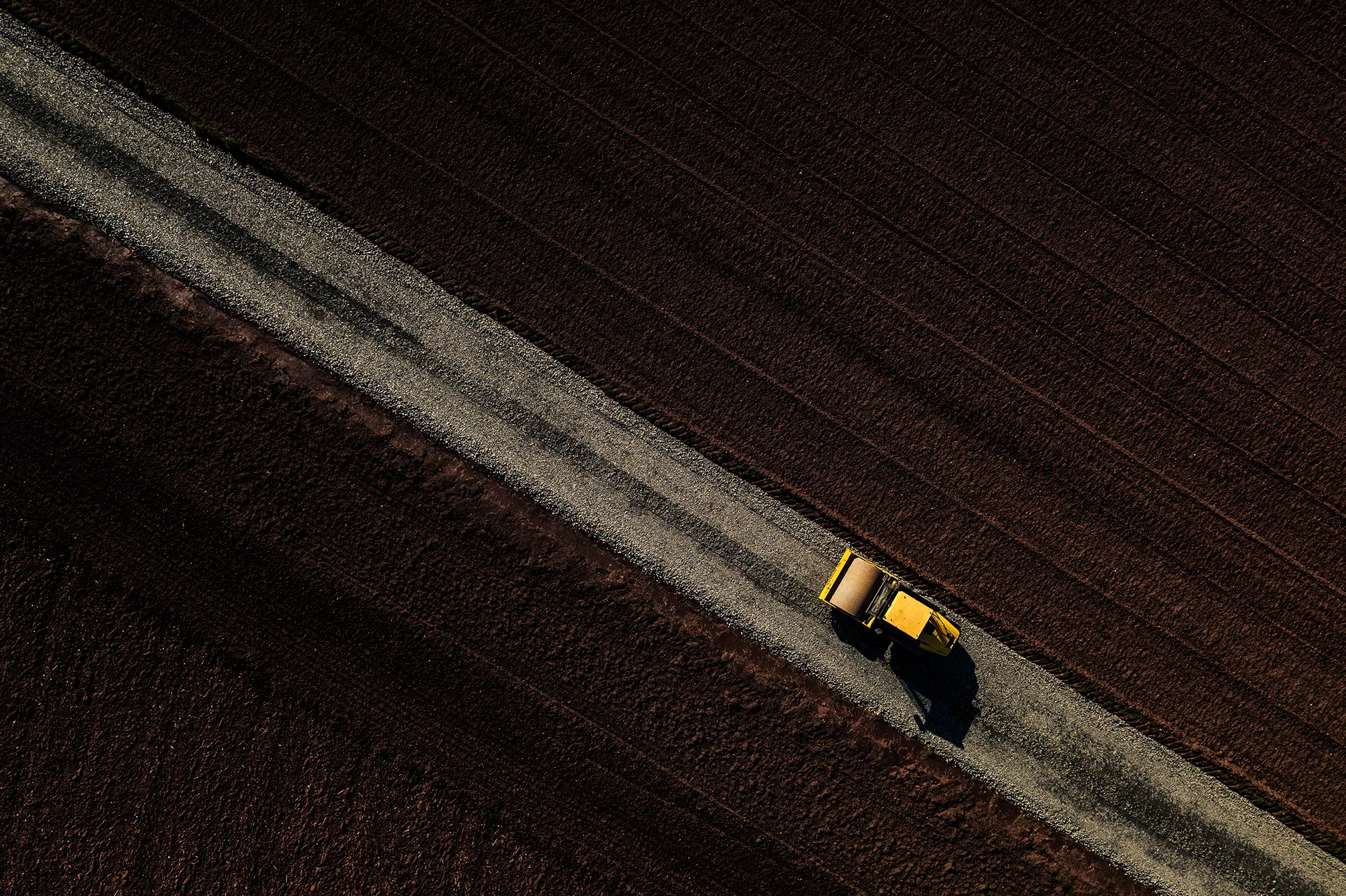 Luftaufnahme einer Baumaschine auf einer Trasse