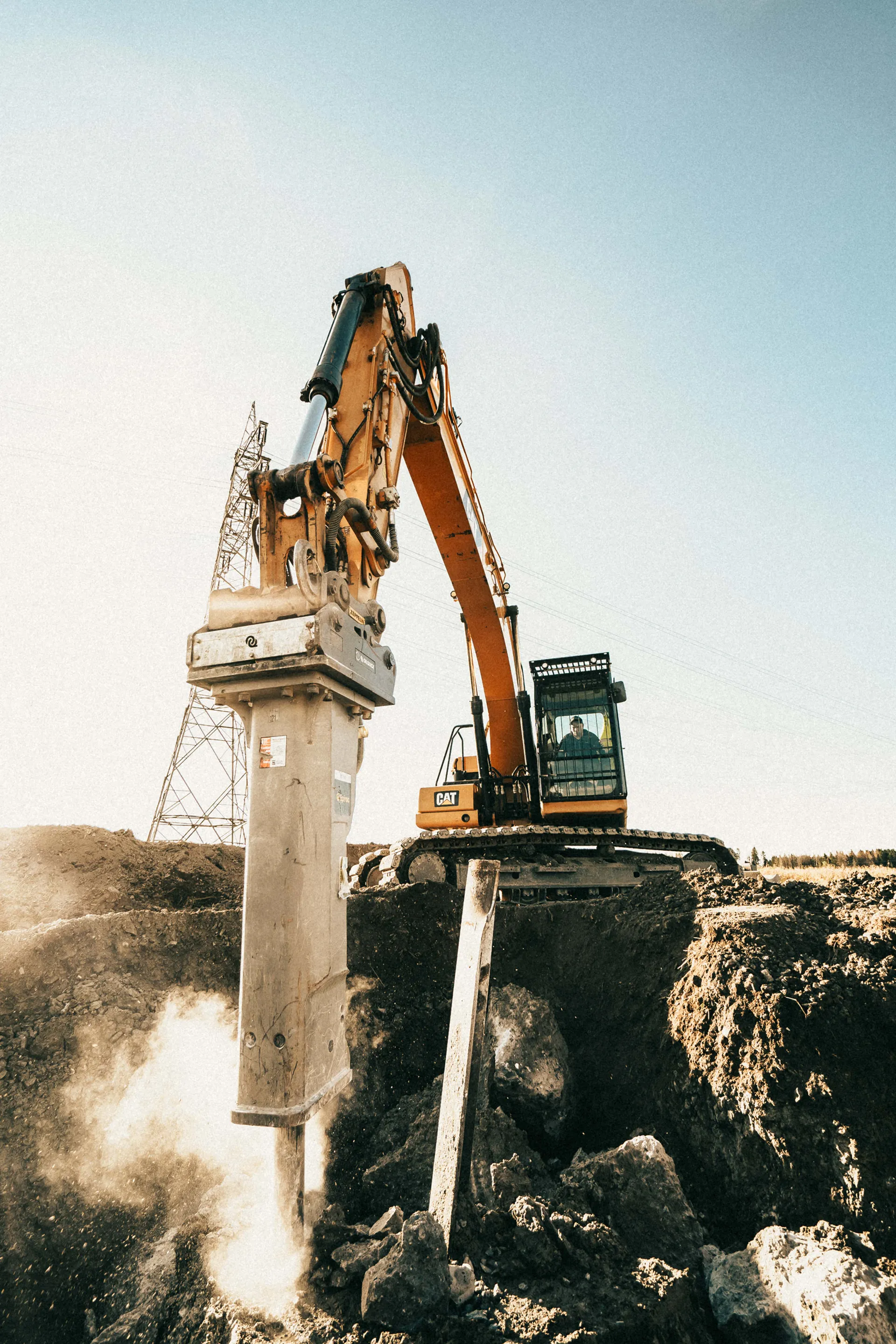 Bagger mit Hydraulikhammer in einer Baugrube