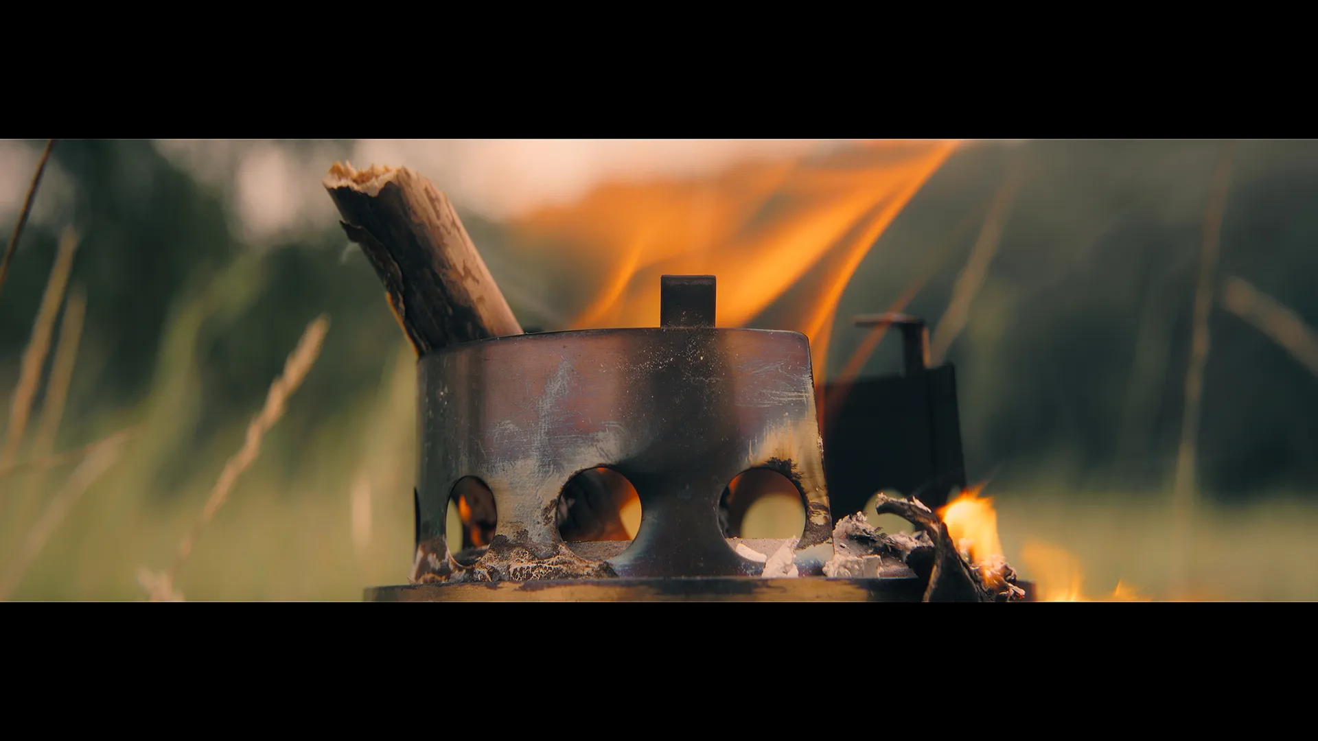 Flammen und Holz in einem kleinen Outdoor-Ofen
